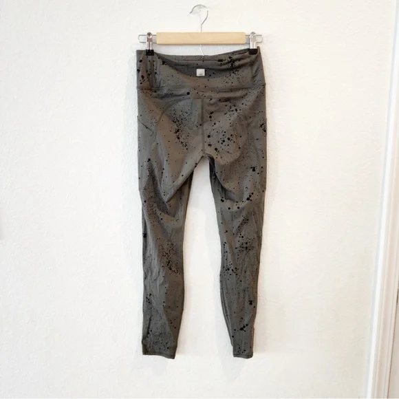 Vuori- Women’s Stride Legging in Oregano Splatter- Small